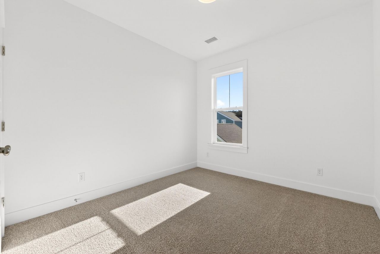 747 Blueway Avenue Photo 17