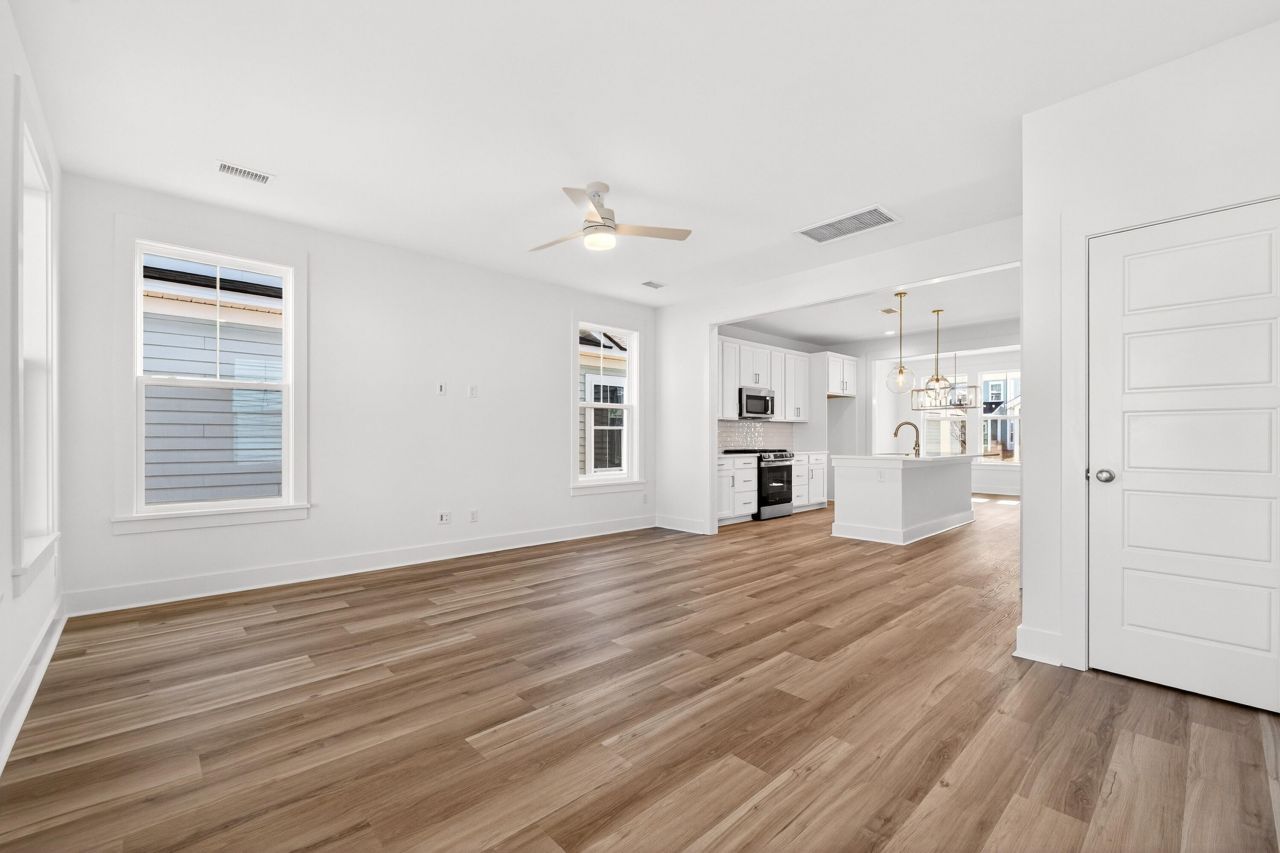 747 Blueway Avenue Photo 4