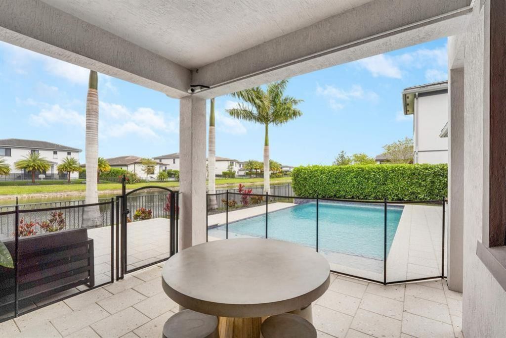 10595 S Lago Vista Cir, Parkland, FL 33076 Photo