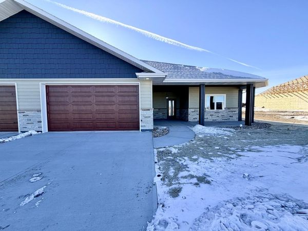 2555 Sutherland Dr, Worthington, MN 56187