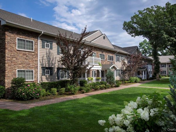 556 New Highway, Unit 4-2D, Hauppauge, NY 11788