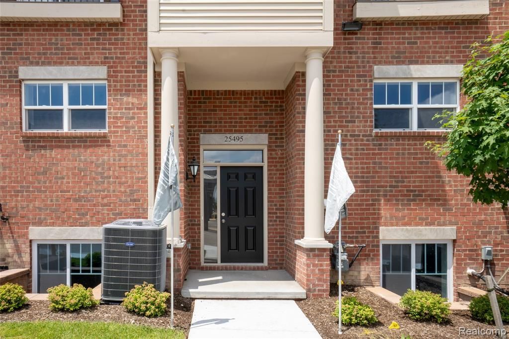 25495 Grandview Lane, Novi, MI 48375 Main Photo