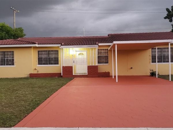 930 NE 160th St, North Miami Beach, FL 33162