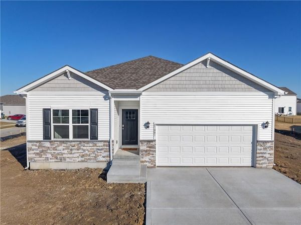 21801 Vinci Circle, Peculiar, MO 64078
