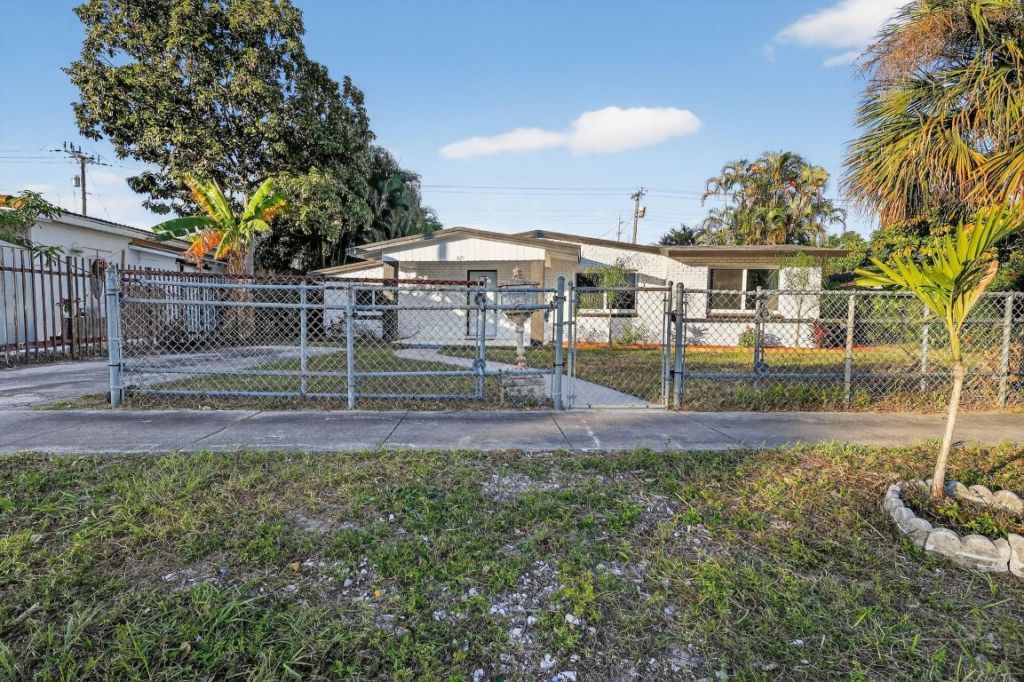 621 1st Street, Hialeah, FL 33010 Photo