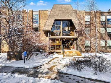 6085 Lincoln Drive, Unit 122, Edina, MN 55436