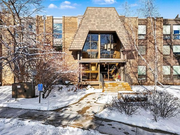 6085 Lincoln Drive, Unit 122, Edina, MN 55436