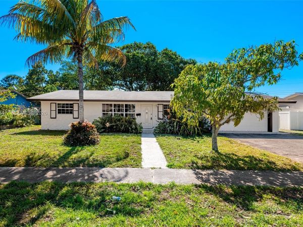 4360 NW 4th St, Plantation, FL 33317
