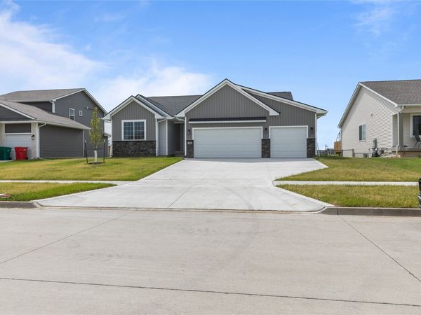 410 NE Madison Avenue, Elkhart, IA 50073