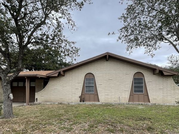 803 Avenue H, Sinton, TX 78387
