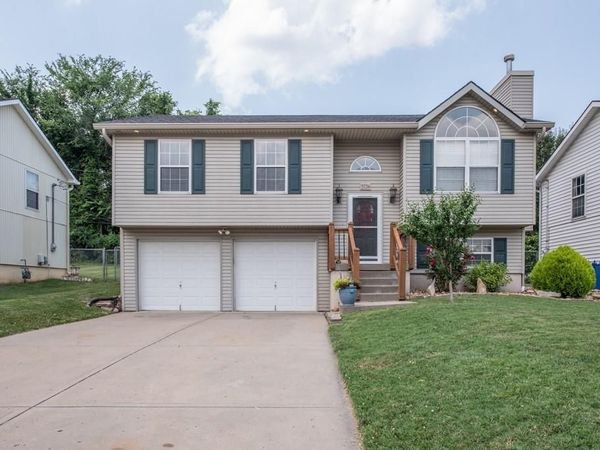 5734 NE Barnes Avenue, Kansas City, MO 64119