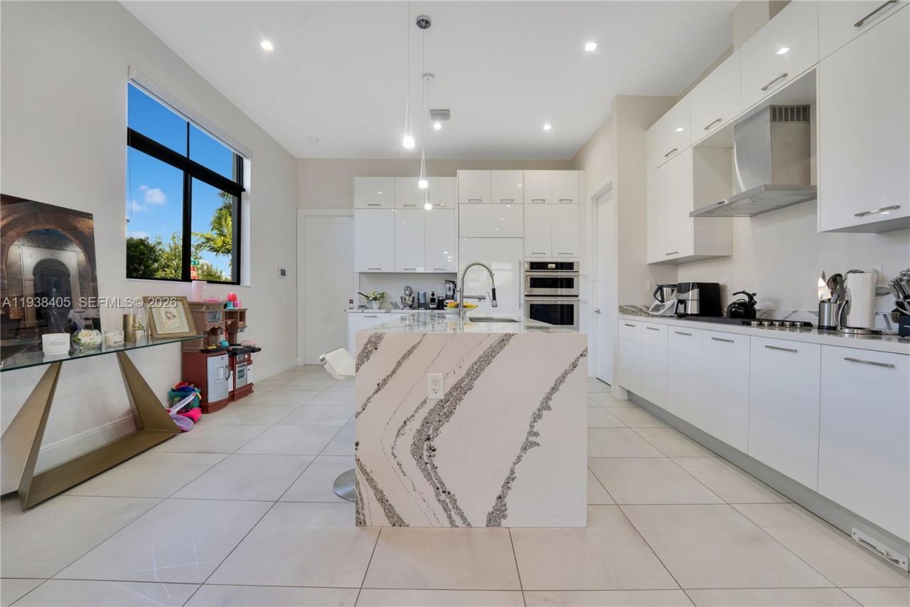 8279 NW 43rd St, Doral, FL 33166 Photo