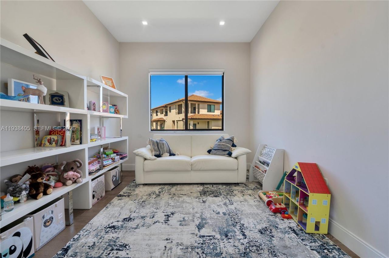 8279 NW 43rd St, Doral, FL 33166 Photo