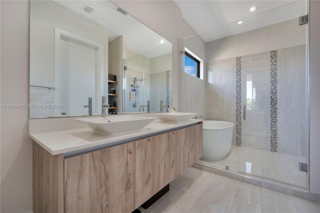 8279 NW 43rd St, Doral, FL 33166 Photo