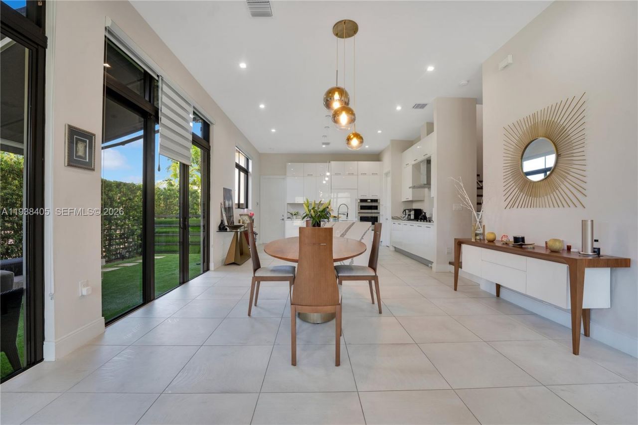 8279 NW 43rd St, Doral, FL 33166 Photo