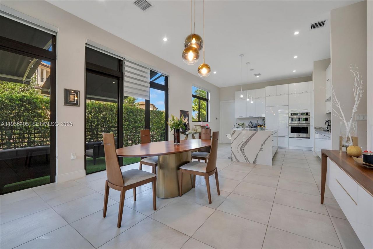 8279 NW 43rd St, Doral, FL 33166 Photo