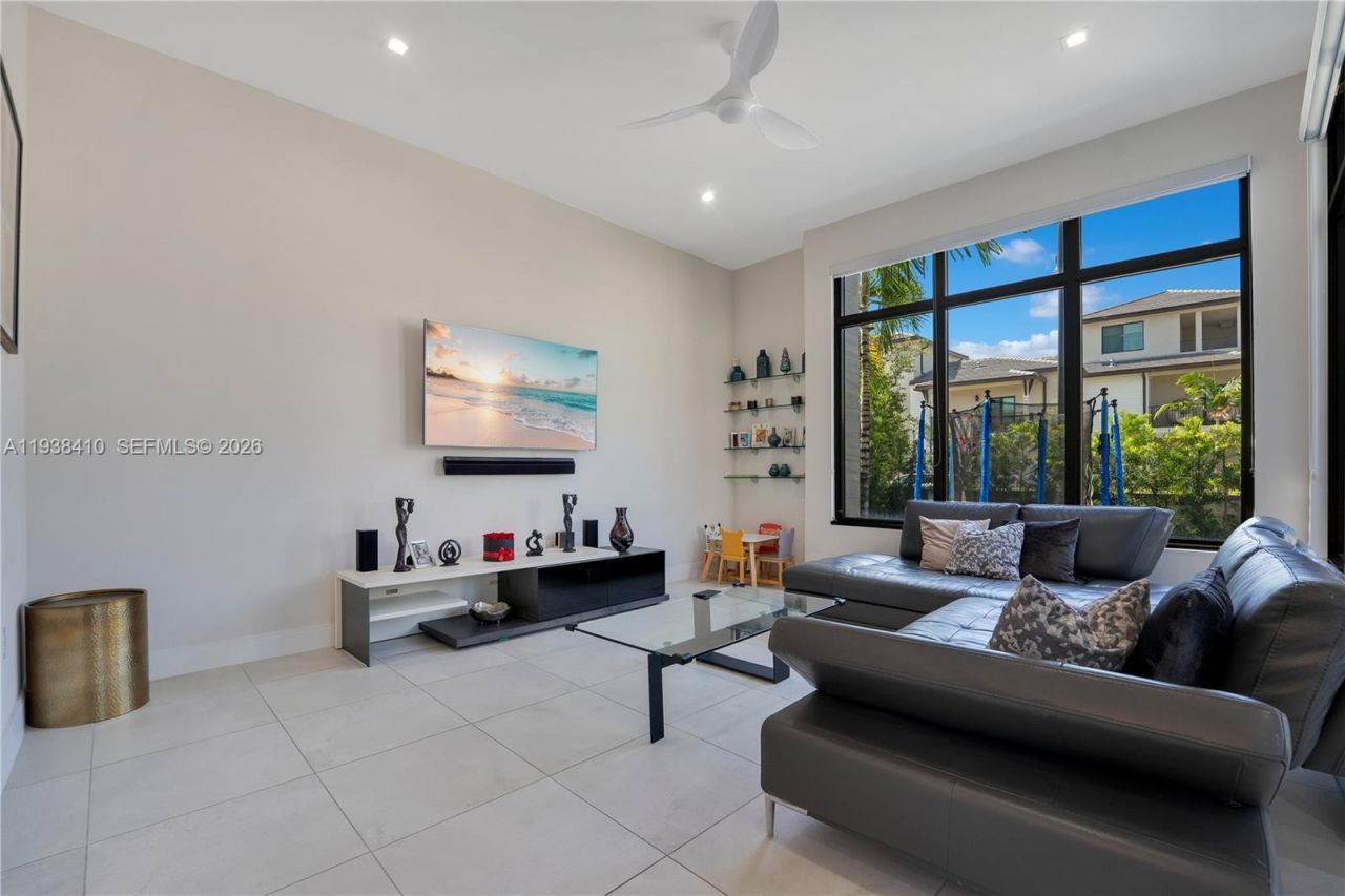 8279 NW 43rd St , Doral, FL 33166 Photo