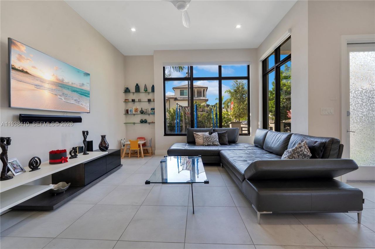 8279 NW 43rd St , Doral, FL 33166 Photo