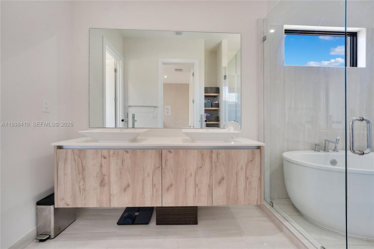 8279 NW 43rd St , Doral, FL 33166 Photo