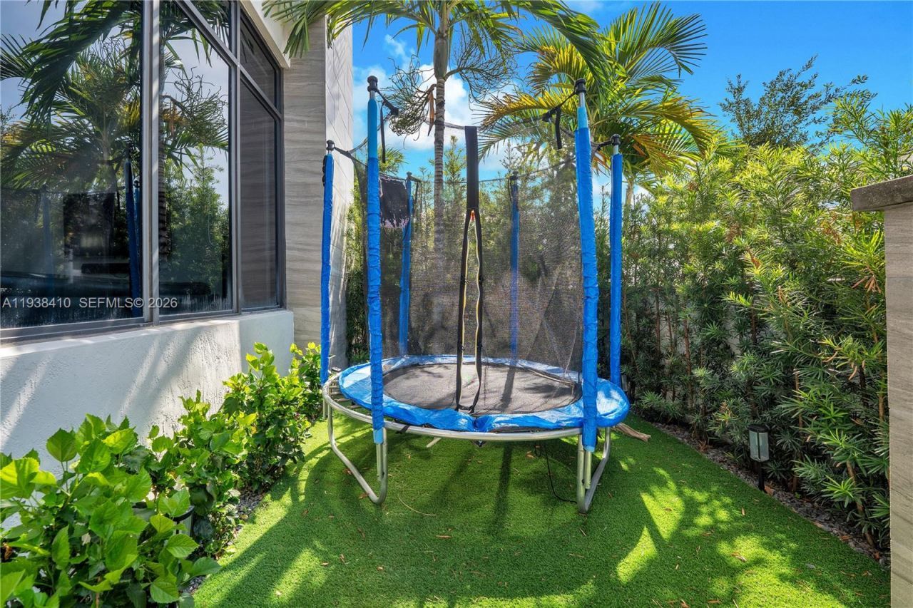 8279 NW 43rd St , Doral, FL 33166 Photo