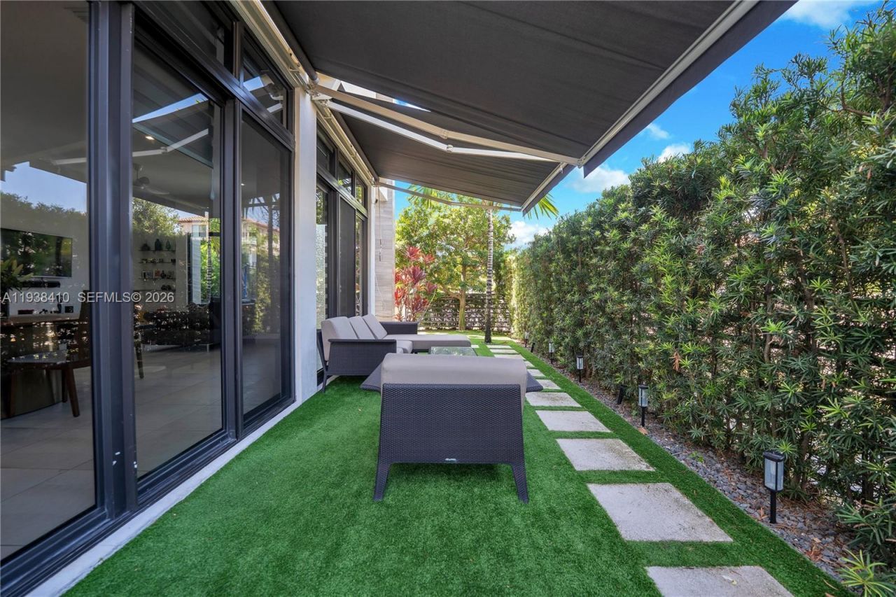 8279 NW 43rd St , Doral, FL 33166 Photo