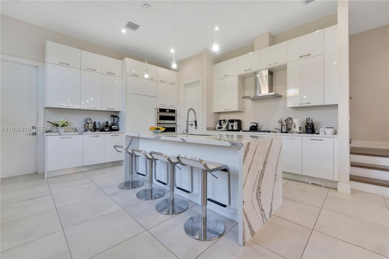 8279 NW 43rd St , Doral, FL 33166 Photo