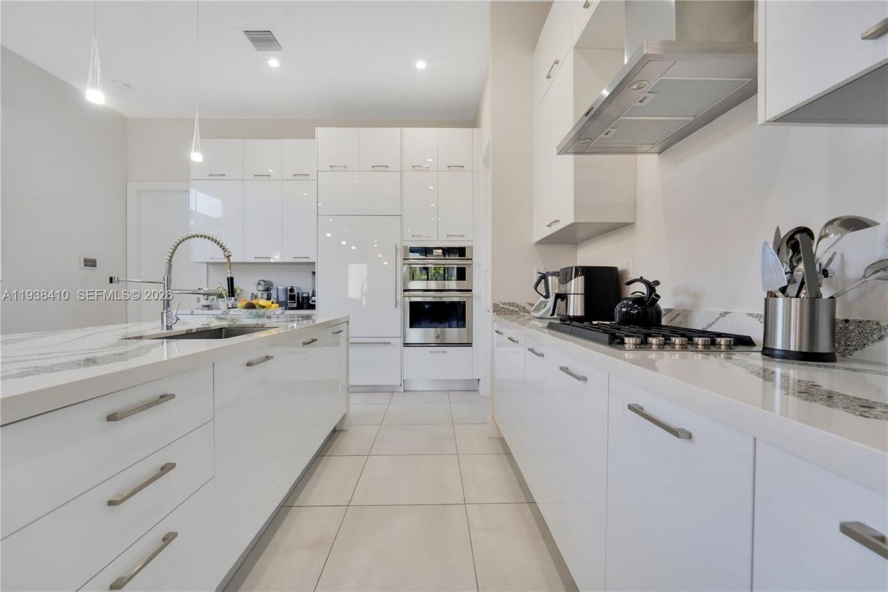 8279 NW 43rd St , Doral, FL 33166 Photo