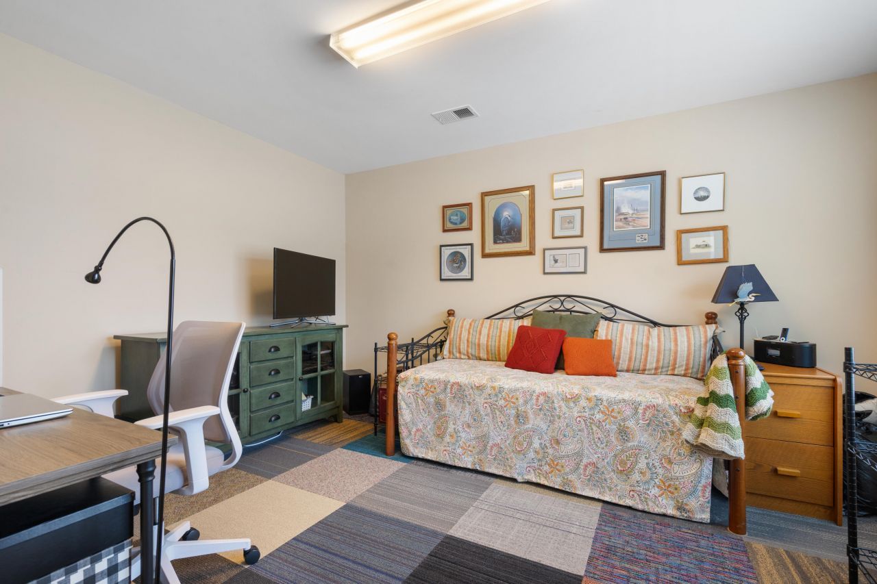 575 Eastern Isle Avenue Photo 32