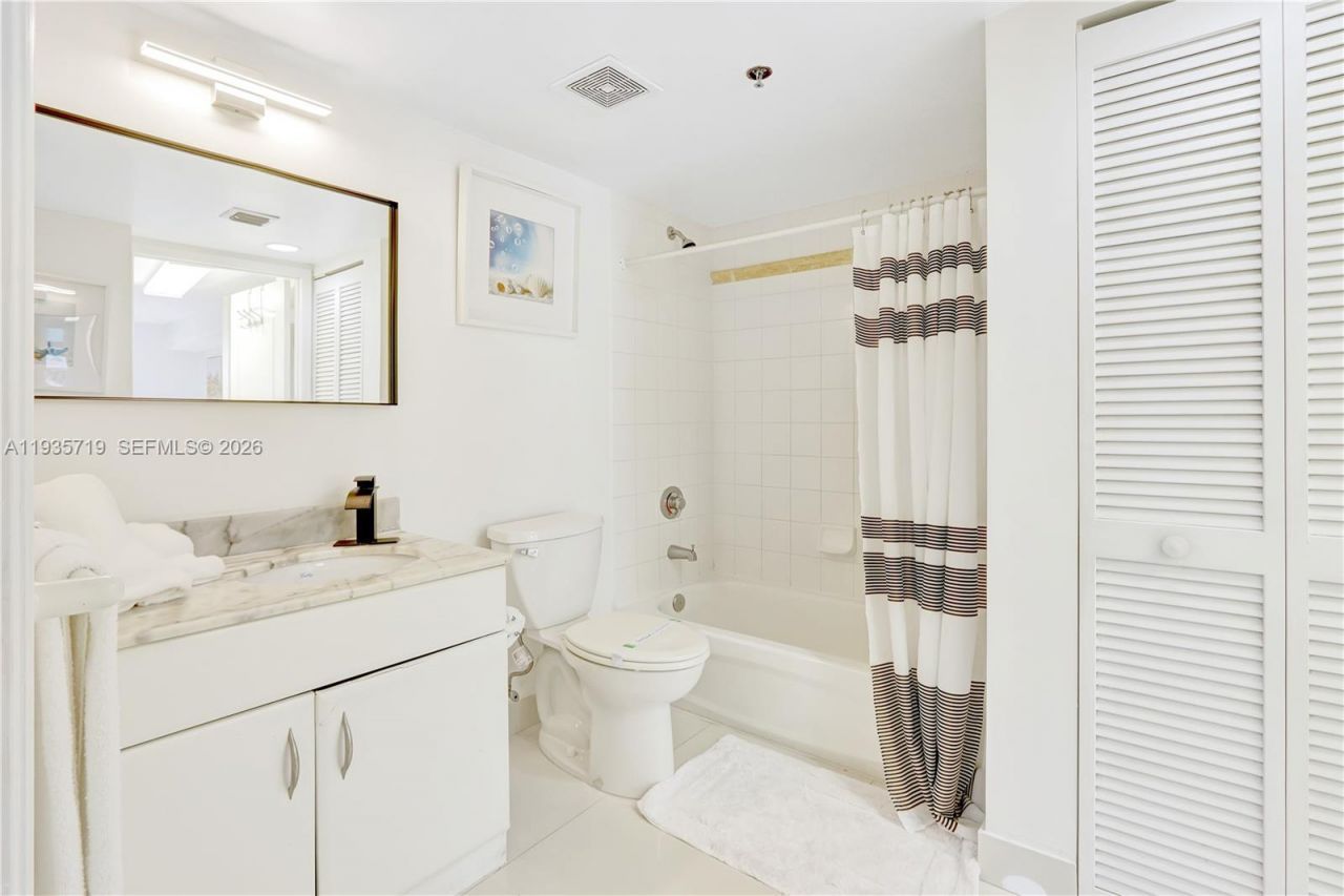 1200 Brickell Bay Dr, Unit 2504, Miami, FL 33131 Photo