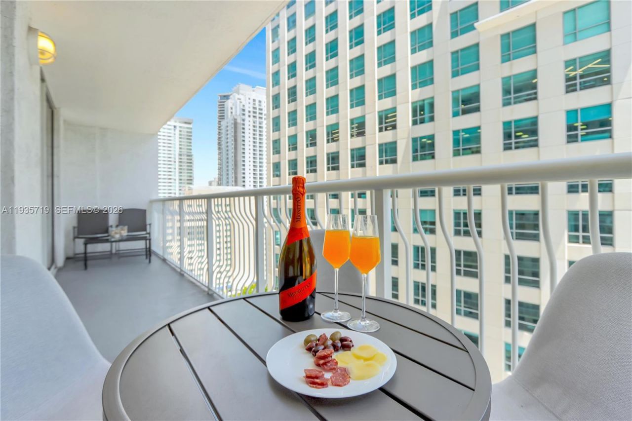 1200 Brickell Bay Dr, Unit 2504, Miami, FL 33131 Photo