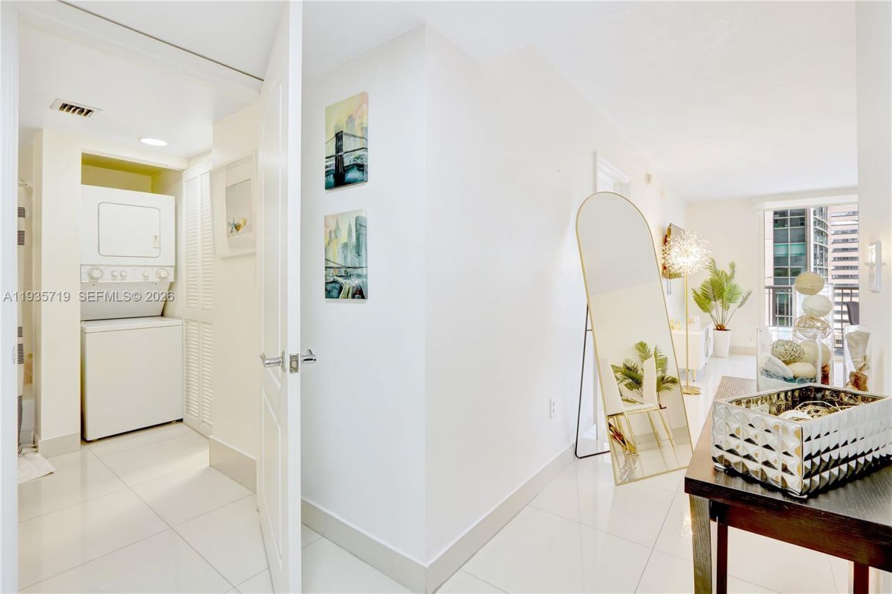 1200 Brickell Bay Dr, Unit 2504, Miami, FL 33131 Photo