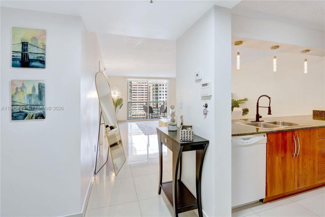 1200 Brickell Bay Dr, Unit 2504, Miami, FL 33131 Photo