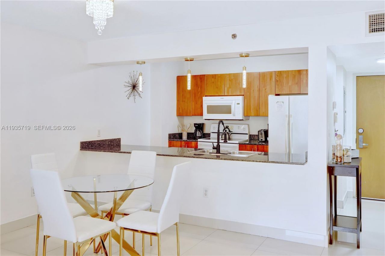 1200 Brickell Bay Dr, Unit 2504, Miami, FL 33131 Photo