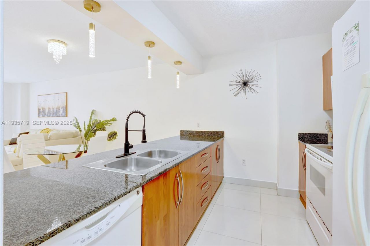 1200 Brickell Bay Dr, Unit 2504, Miami, FL 33131 Photo