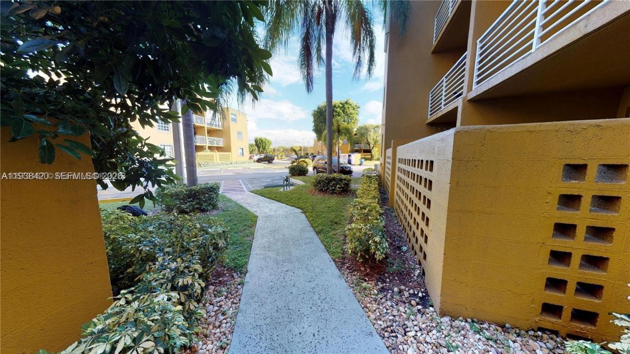 9735 Fontainebleau Blvd, Unit G308, Miami, FL 33172 Photo