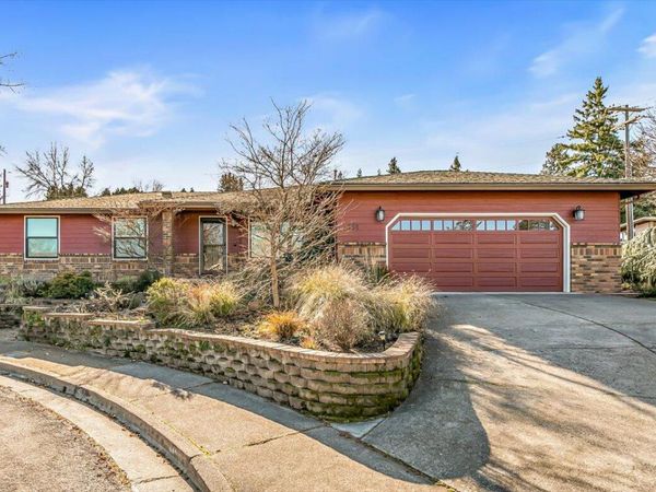 780 Oakway Circle, Ashland, OR 97520