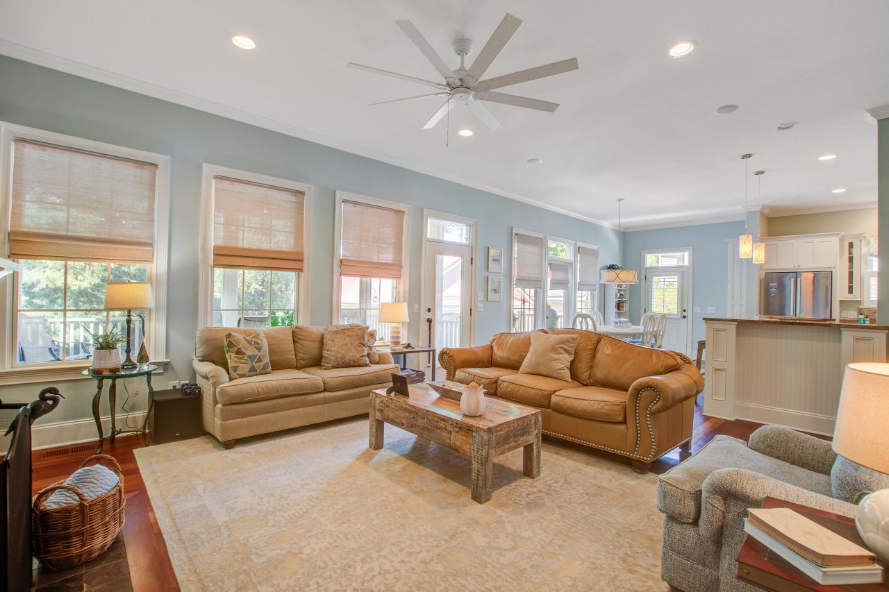 364 Evian Way Photo 7