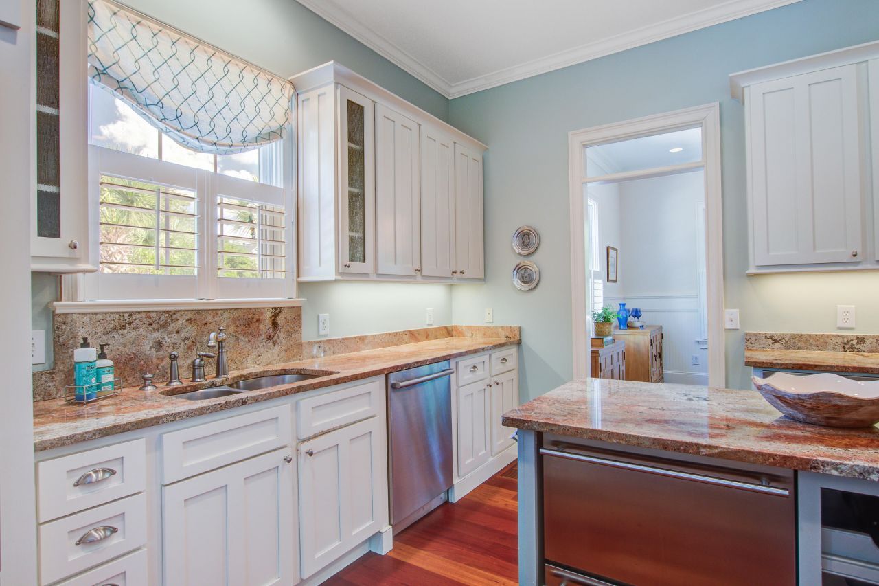 364 Evian Way Photo 9