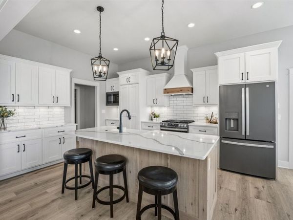 3010 Trailside Dr, Robins, IA 52328