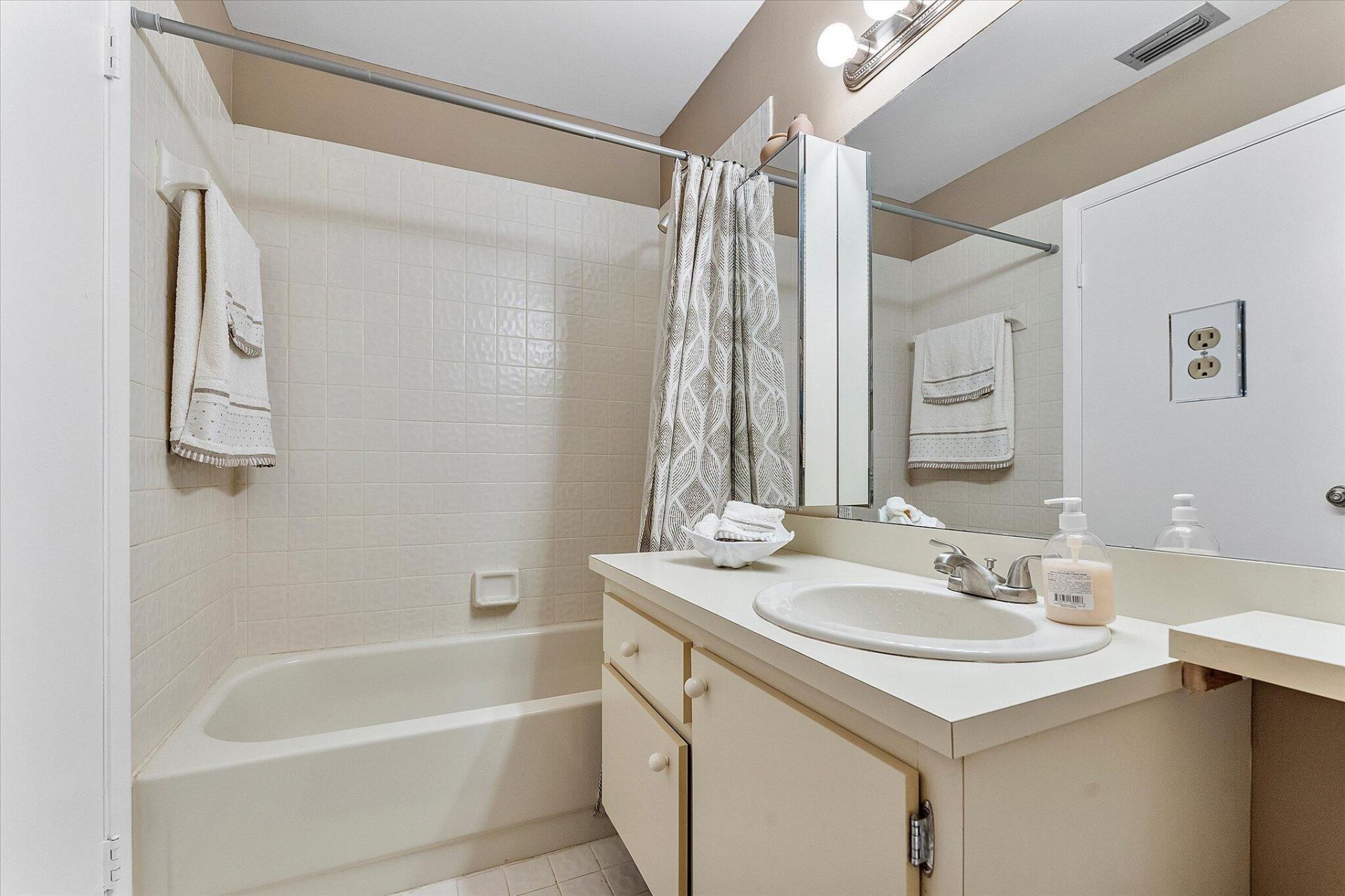 11 Meadows Drive, Boynton Beach, FL 33436 Photo