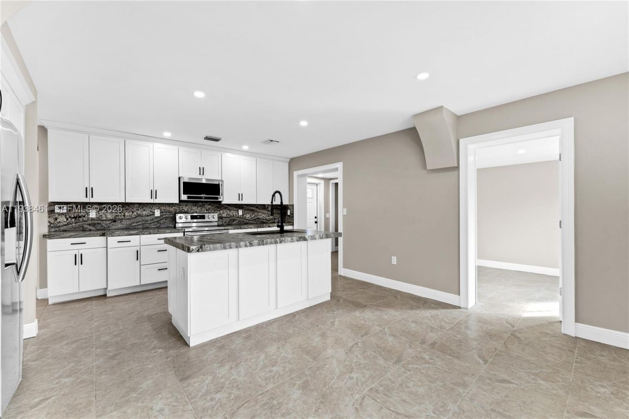 157 Curtiss Pkwy, Miami Springs, FL 33166 Photo