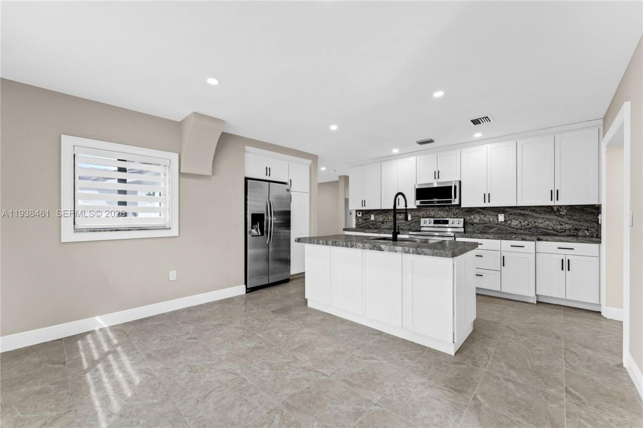 157 Curtiss Pkwy, Miami Springs, FL 33166 Photo