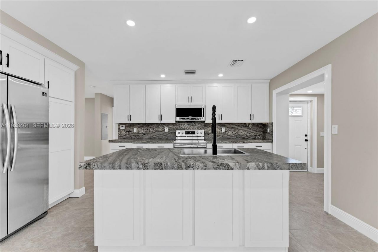 157 Curtiss Pkwy, Miami Springs, FL 33166 Photo