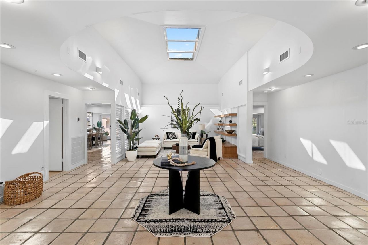 12915 Golf Crest Terrace, Tampa, FL 33618 Photo