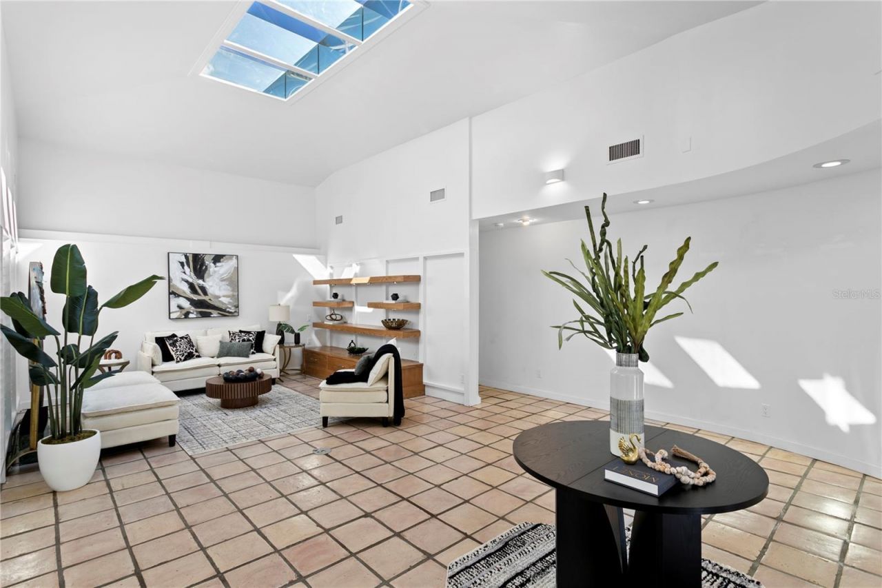 12915 Golf Crest Terrace, Tampa, FL 33618 Photo