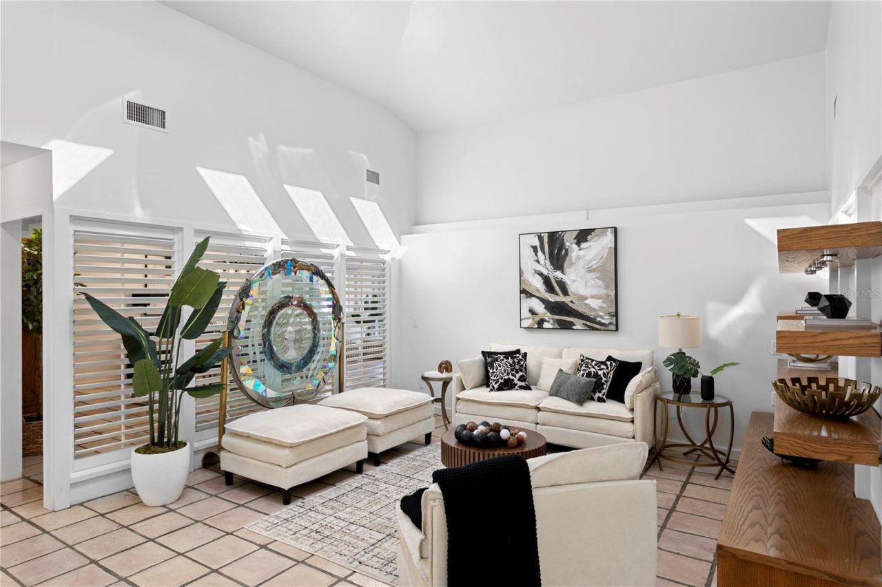 12915 Golf Crest Terrace, Tampa, FL 33618 Photo