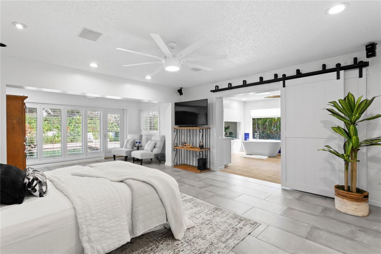 12915 Golf Crest Terrace, Tampa, FL 33618 Photo