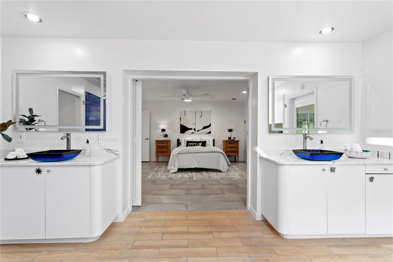 12915 Golf Crest Terrace, Tampa, FL 33618 Photo