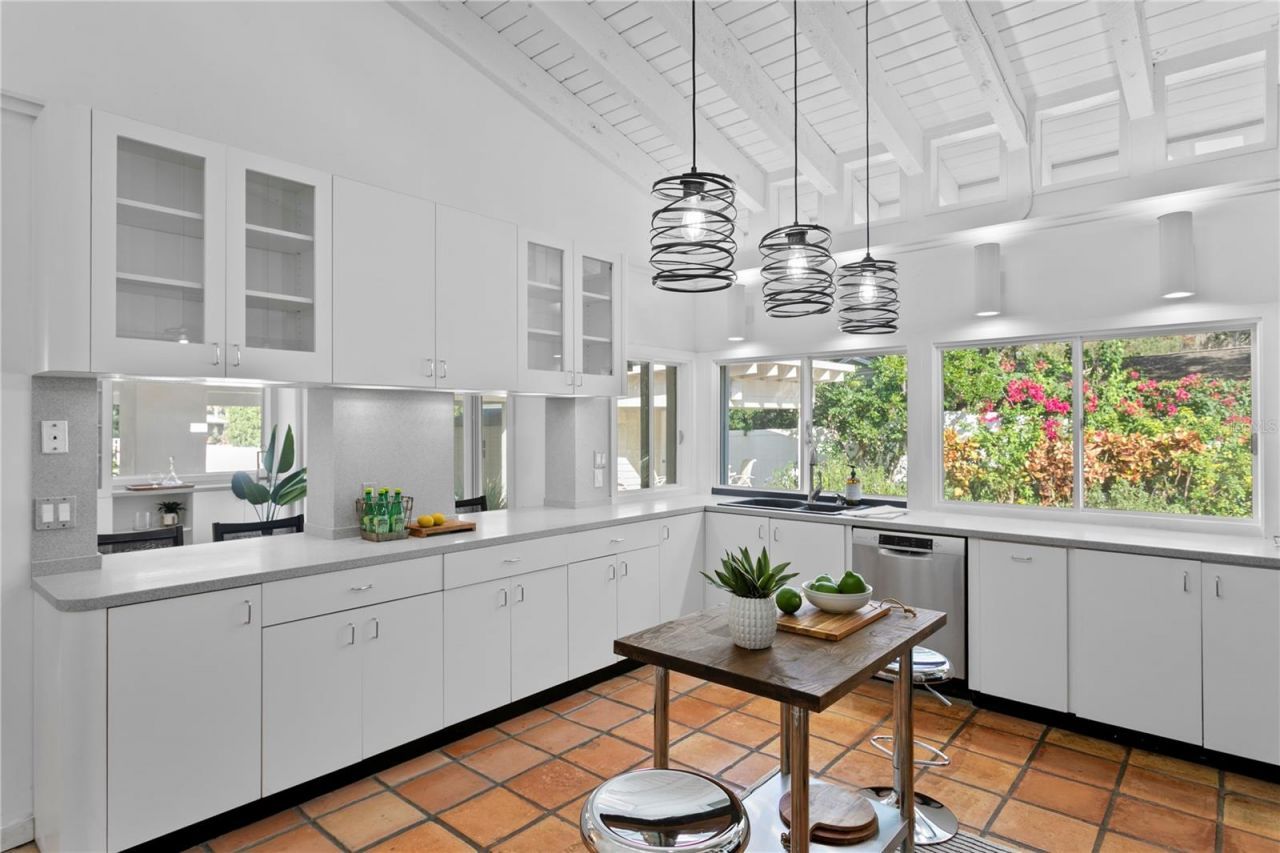 12915 Golf Crest Terrace, Tampa, FL 33618 Photo