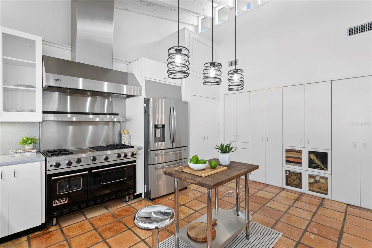 12915 Golf Crest Terrace, Tampa, FL 33618 Photo